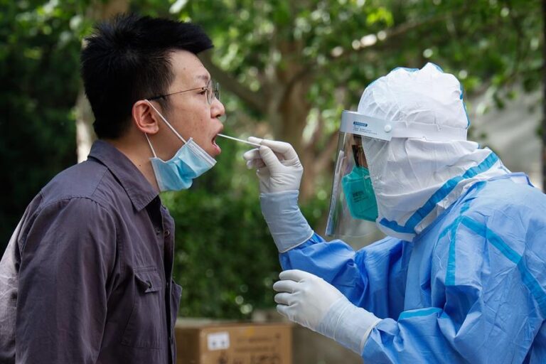 Pekín extrema aún más las medidas anticovid para frenar el avance de ómicron