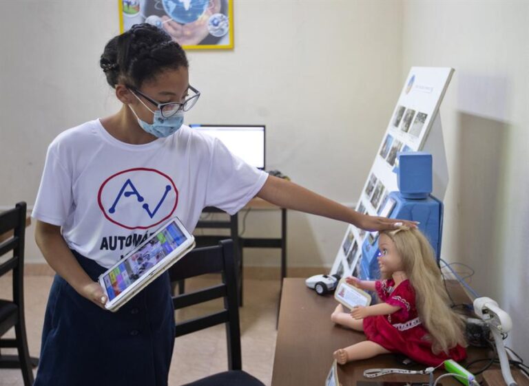 Niños cubanos construyen muñecos robóticos en talleres de computación