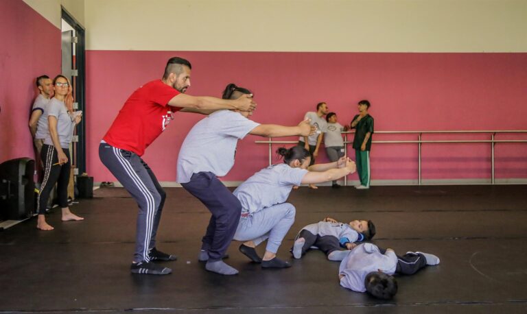 Migrantes en la frontera México-EEUU recrean su travesía con una ópera