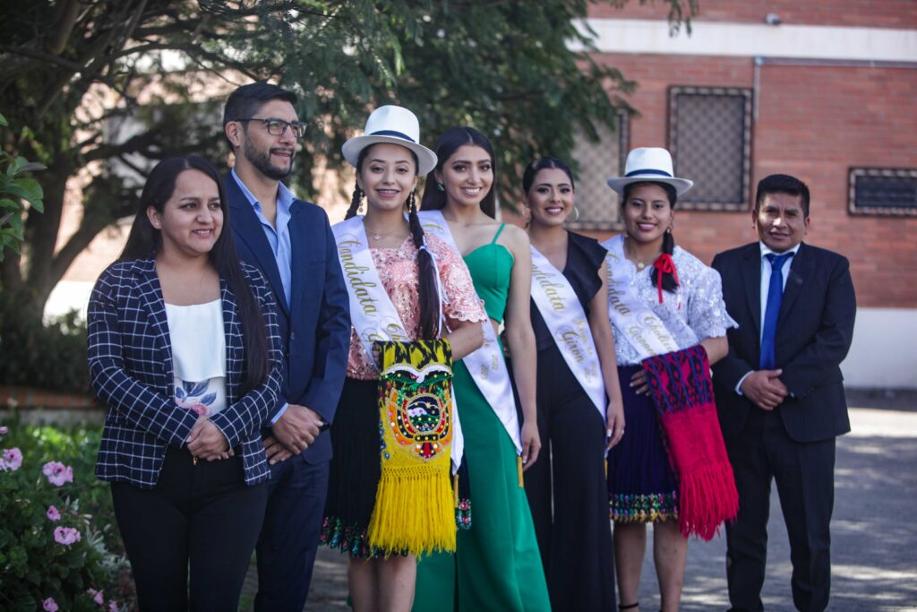 3 – 7A..2 COLES…CANDIDATAS A REINA Y CHOLITA CON AUTORIDADES Y DIRECTIVOS DE DIARIO EL MERCURIO .-XCA thumbnail