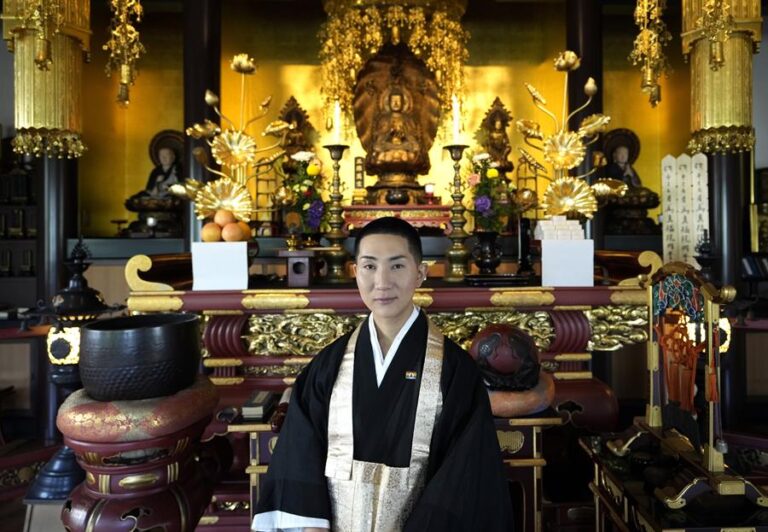 Kodo Nishimura, el monje budista que combate la homofobia con maquillaje