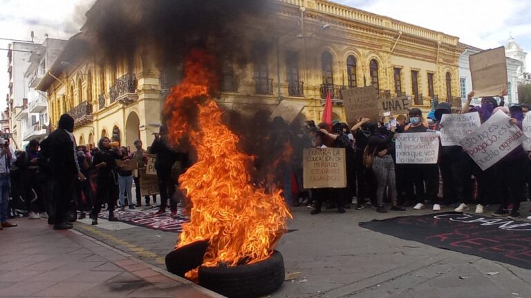Paro nacional: Vías cerradas en dos cantones del Azuay y protestas en el Centro Histórico de Cuenca
