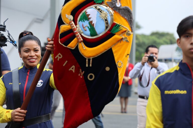 Ecuador entrega el Pabellón Nacional a los abanderados para los Juegos Bolivarianos Valledupar 2022