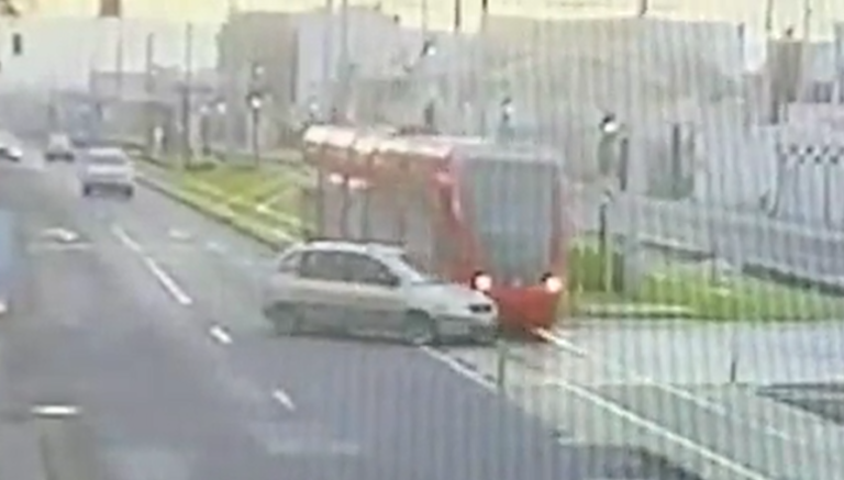Vehículo liviano se impacta contra tranvía por un giro indebido