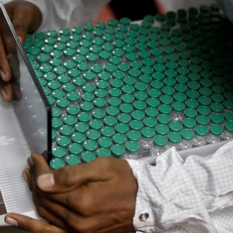 Sudáfrica e India fabricarán vacunas anticovid sin pedir permiso por patentes