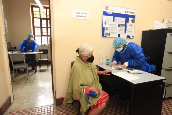 Pacientes de todas las edades son atendidos a diario en la zona de triaje del centro de salud Nicanor Merchán.