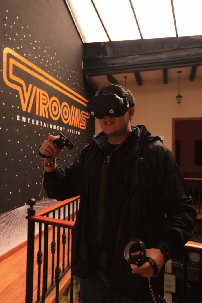Daniel Suárez, de Vrooms, hace una demostración de la realidad virtual.