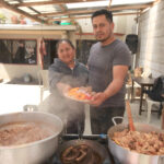 Esteban Quiroga junto a su madre Rosa Barbecho, se especializan en la preparación del sancocho.