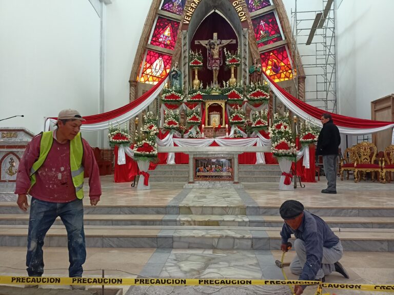 Migrantes y peregrinos aportan para la restauración de iglesia de Girón