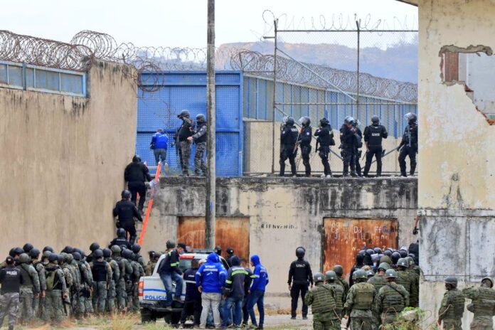 En noviembre de 2021 se registraron enfrentamientos de diversos grupos de privados de libertad en la Penitenciaria del Litoral, hubo un operativo policial de control. Foto archivo Gobernación del Guayas.