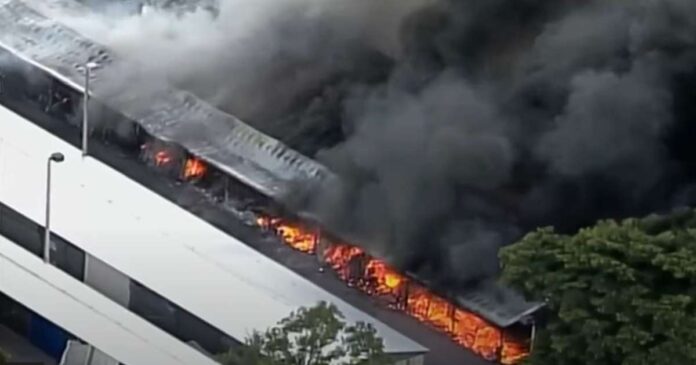 El fuego aparentemente comenzó en un carro de comida, desde donde se extendió a una tienda de campaña que alberga puestos de los comerciantes.