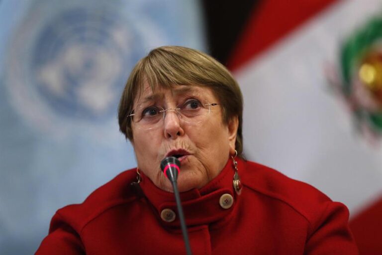 Bachelet reafirma su apoyo a la nueva Constitución chilena