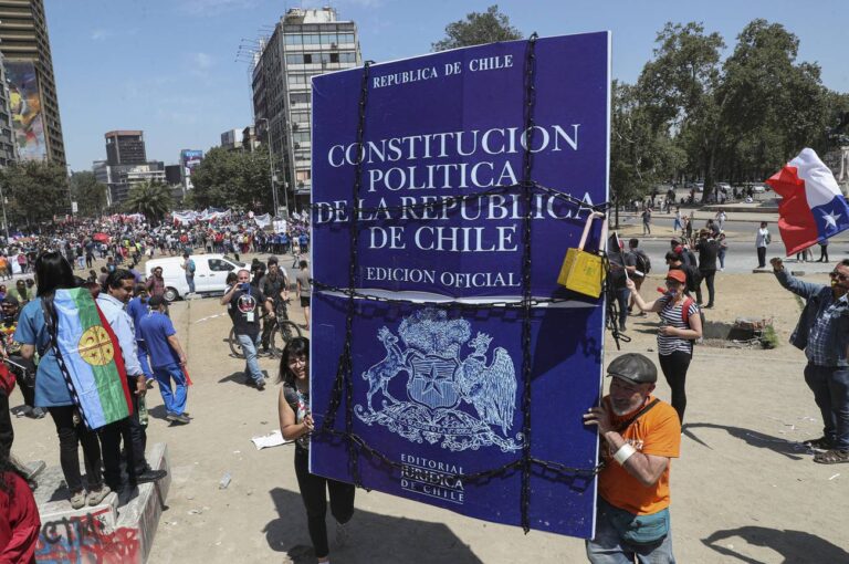La «tercera vía», opción que crece en Chile si se rechaza nueva Constitución