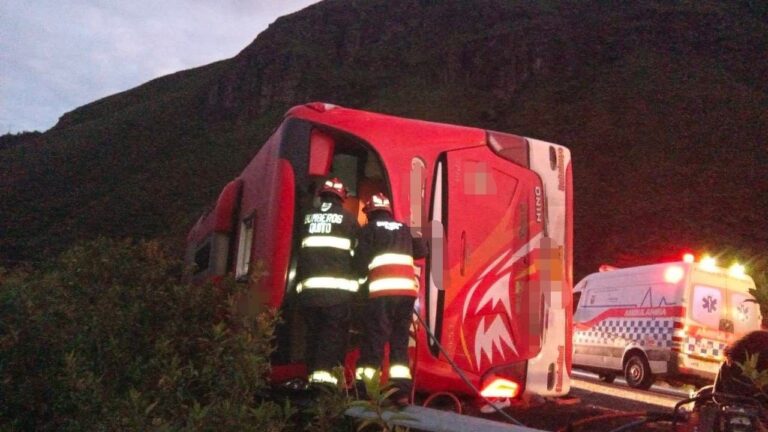Nueve fallecidos y 20 heridos deja el vuelco de un bus en la vía Pifo-Papallacta