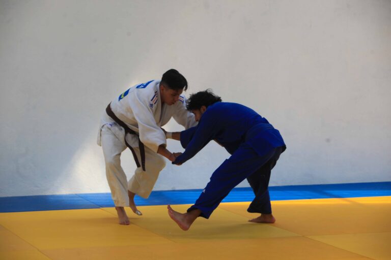 Judocas universitarios disputan el título en torneo local