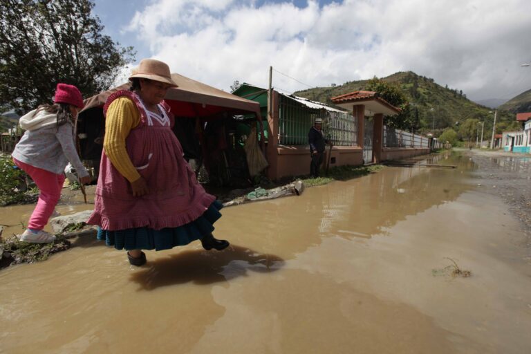 La creciente de los ríos en Gualaceo deja 17 predios inundados y cientos de familias sin agua