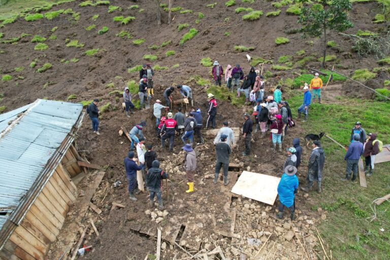 Deslizamientos en Azuay y Cañar dejan dos fallecidos y obligan a evacuar