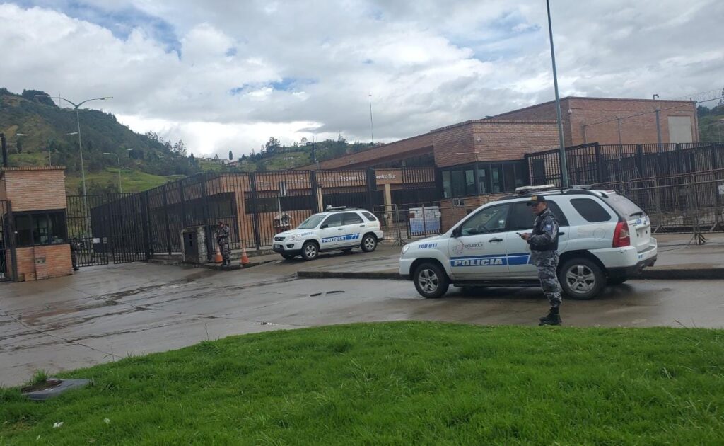Policía Nacional mantiene el resguardo en la cárcel de Turi. Foto Fabián Orellana. thumbnail