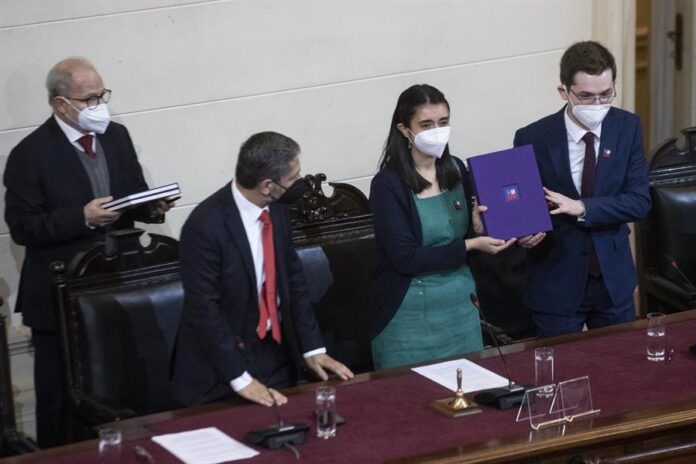La presidenta de la Convención Constitucional, María Elisa Quinteros, y el vicepresidente, Gaspar Domínguez (d), entrega el texto final de la propuesta Carta Magna.