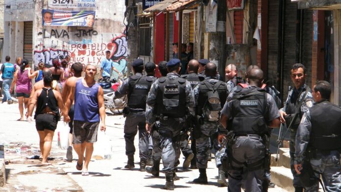 Los enfrentamientos entre policías y grupos criminales que disputan el control del tráfico de drogas son frecuentes.