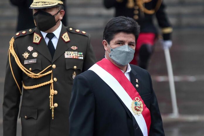 El presidente del Perú, Pedro Castillo, es visto hoy a su salida del Palacio de Gobierno durante la conmemoración del 201 aniversario de la independencia peruana, en Lima (Perú). Castillo ofrecerá este jueves en un mensaje a la nación ante el pleno del Congreso, en Lima, el balance de su primer año en el Gobierno, en el mismo día en que el país conmemora el 201 aniversario de su independencia. EFE