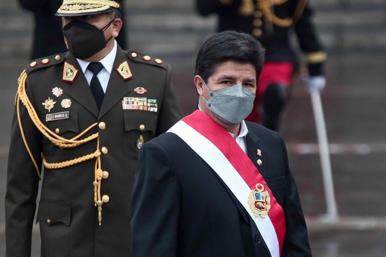 Peruanos se movilizan a la espera del mensaje del primer año de Castillo