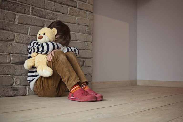 Eurodiputados piden tratar consecuencias del covid en salud mental de menores