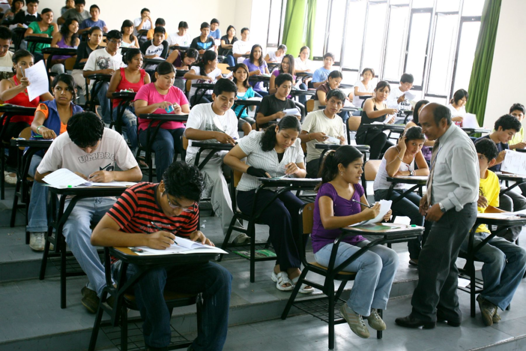El Congreso de Perú aprobó, por insistencia, una polémica ley que devuelve la autonomía a las universidades. thumbnail