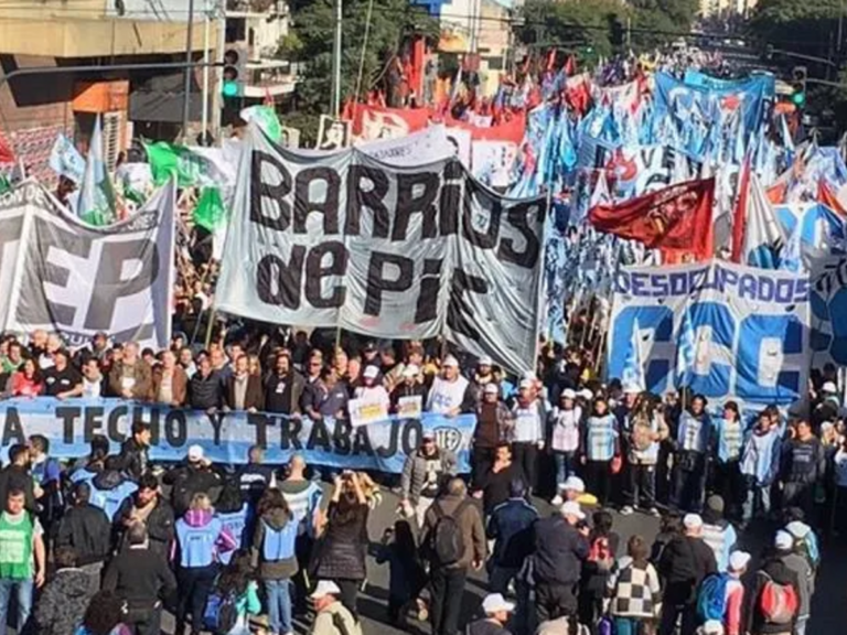 Movimientos sociales marchan en Argentina por un salario básico universal