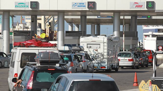 Más de 11.000 vehículos en puertos del sur de España para pasar el Estrecho