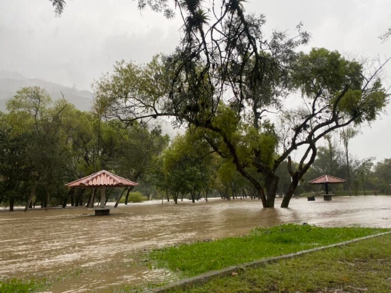 Fuertes lluvias generan crecidas de ríos, inundaciones y deslizamientos en Azuay