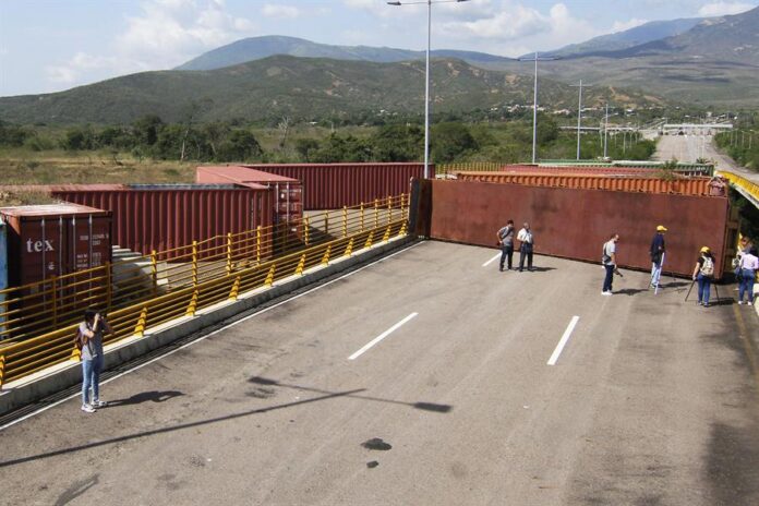 La montaña rusa en que se han convertido las relaciones entre Colombia y Venezuela cumplen este viernes siete años sin comercio fronterizo, después de que el presidente venezolano, Nicolás Maduro, ordenase el cierre unilateral de la frontera, pero en un momento de acercamiento entre los dos países que confían en restablecer pronto relaciones diplomáticas. EFE