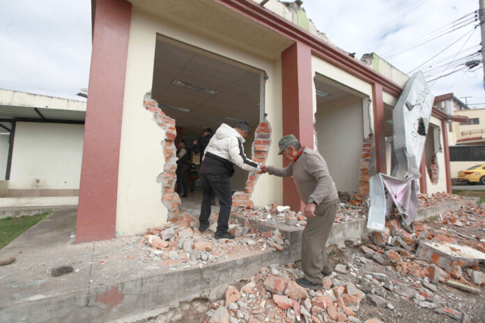En la madrugada derrocaron la casa comunal de El Cebollar para iniciar la construcción de un nuevo mercado Mutualista Azuay. XCA