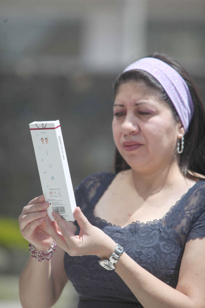 María Augusta Peñafiel tiene en sus manos la prueba de autodetección para Covid-19, la misma que se expende en cadenas farmacéuticas como Fybeca, en Cuenca.