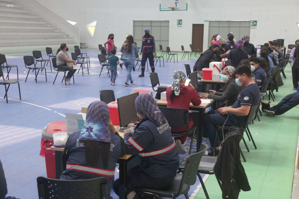 En Cuenca, al igual que en el país, se implementa una campaña masiva da vacunación para contrarrestar el aumento de contagios registrados las semanas recientes.