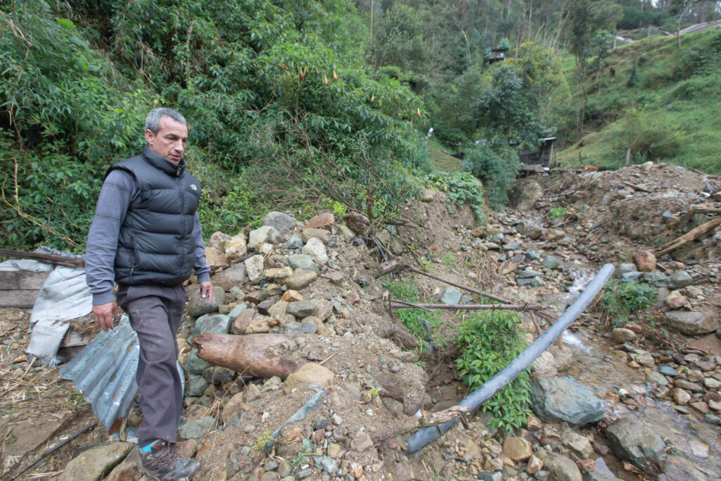 Mario Contreras recorre una de las quebradas afectadas por el aluvión ocurrido en marzo de este año en Sayausí.