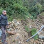 Mario Contreras recorre una de las quebradas afectadas por el aluvión ocurrido en marzo de este año en Sayausí.