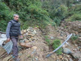 Mario Contreras recorre una de las quebradas afectadas por el aluvión ocurrido en marzo de este año en Sayausí.