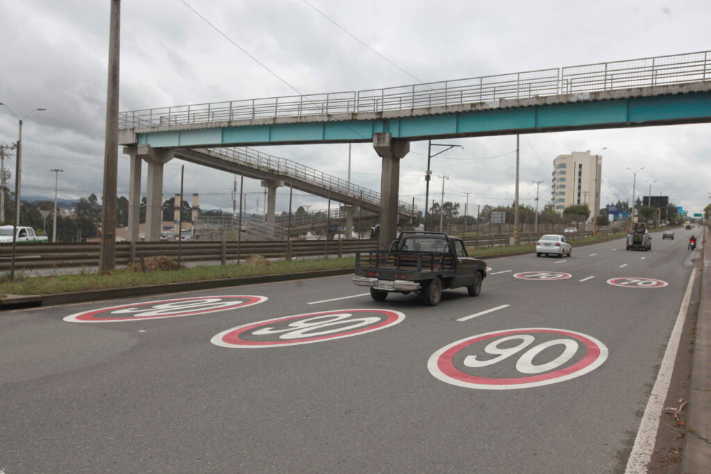 La vía rápida Cuenca – Azogues es una de las más utilizadas por los conductores. Se estima que, al mes, 1.3 millones de carros circulan por esta carretera.