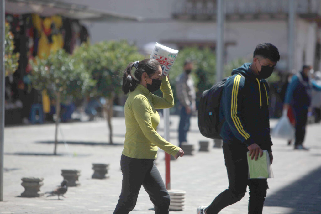 En la calles de la ciudad, se observa gente de se protege de los rayos ultravioletas, sobre todo en éstas épocas de intenso sol. XCA