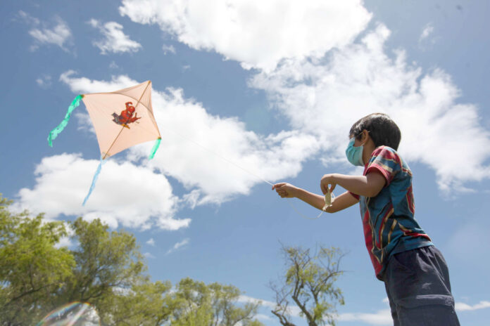 Volar una cometa es una de las distracciones de niños en el parque El Paraíso, uno de ellos Juan Valverde.