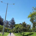 Las camineras junto al río en la avenida 24 de Mayo constan dentro del plan piloto de iluminación LED fotovoltaica planteada por la Centrosur.
