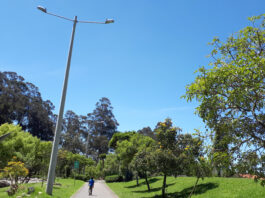 Las camineras junto al río en la avenida 24 de Mayo constan dentro del plan piloto de iluminación LED fotovoltaica planteada por la Centrosur.