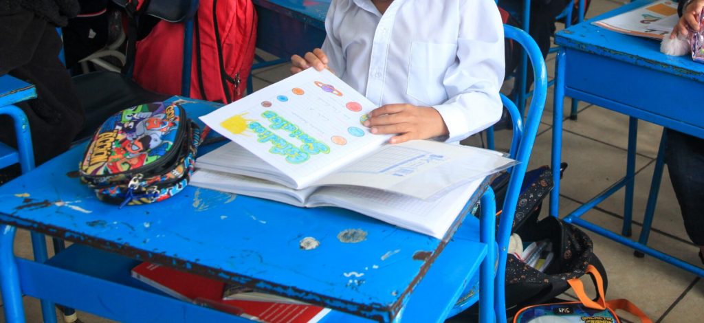 El Ministerio de Educación decidió suspender las clases presenciales en todas las instituciones educativas cercanas a las cárceles de Ecuador.