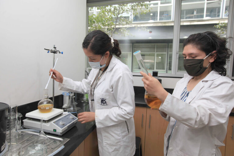Universidad de Cuenca transforman pilas y aceites en biodiésel