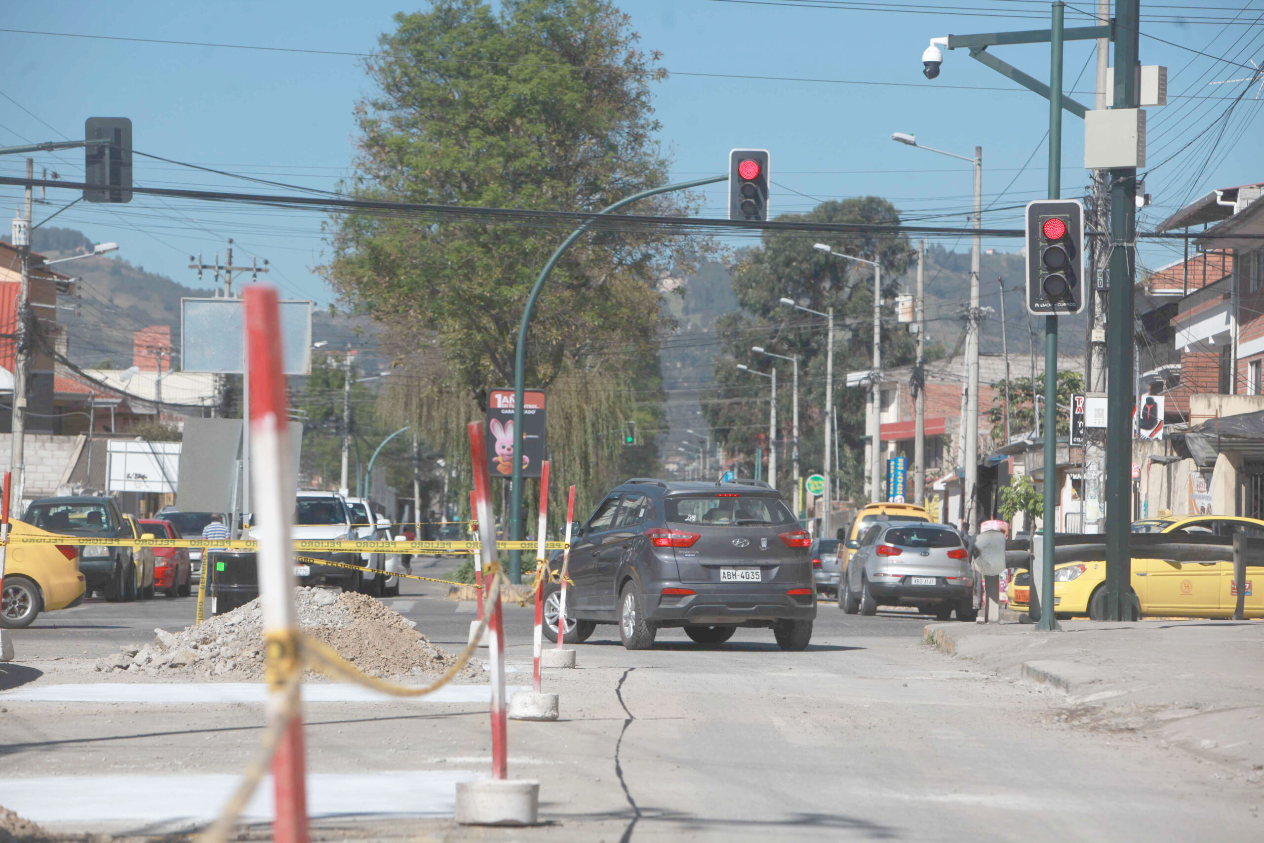 En la intersección de las avenidas Loja y Don Bosco se registra irculación vehiular elevada por las obras.