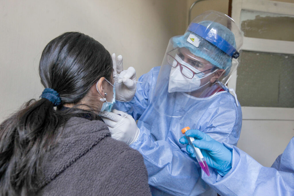 El médico Santiago Ponce, colaborador del Centro de Salud Nicanor Merchán, explica cómo se obtiene una muestra para detectar la viruela símica.