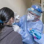 El médico Santiago Ponce, colaborador del Centro de Salud Nicanor Merchán, explica cómo se obtiene una muestra para detectar la viruela símica.