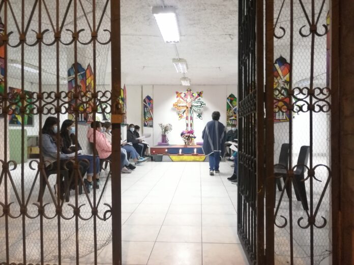 En El Vado se adaptó un espacio para reuniones, principalmente religiosas.