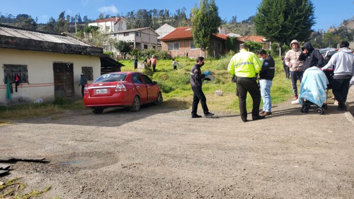 Efectivos de la Policía Nacional cumplieron con el levantamiento de las dos personas que fallecieron en un vehículo, en el sector San Juan Pamba, en Cuenca.